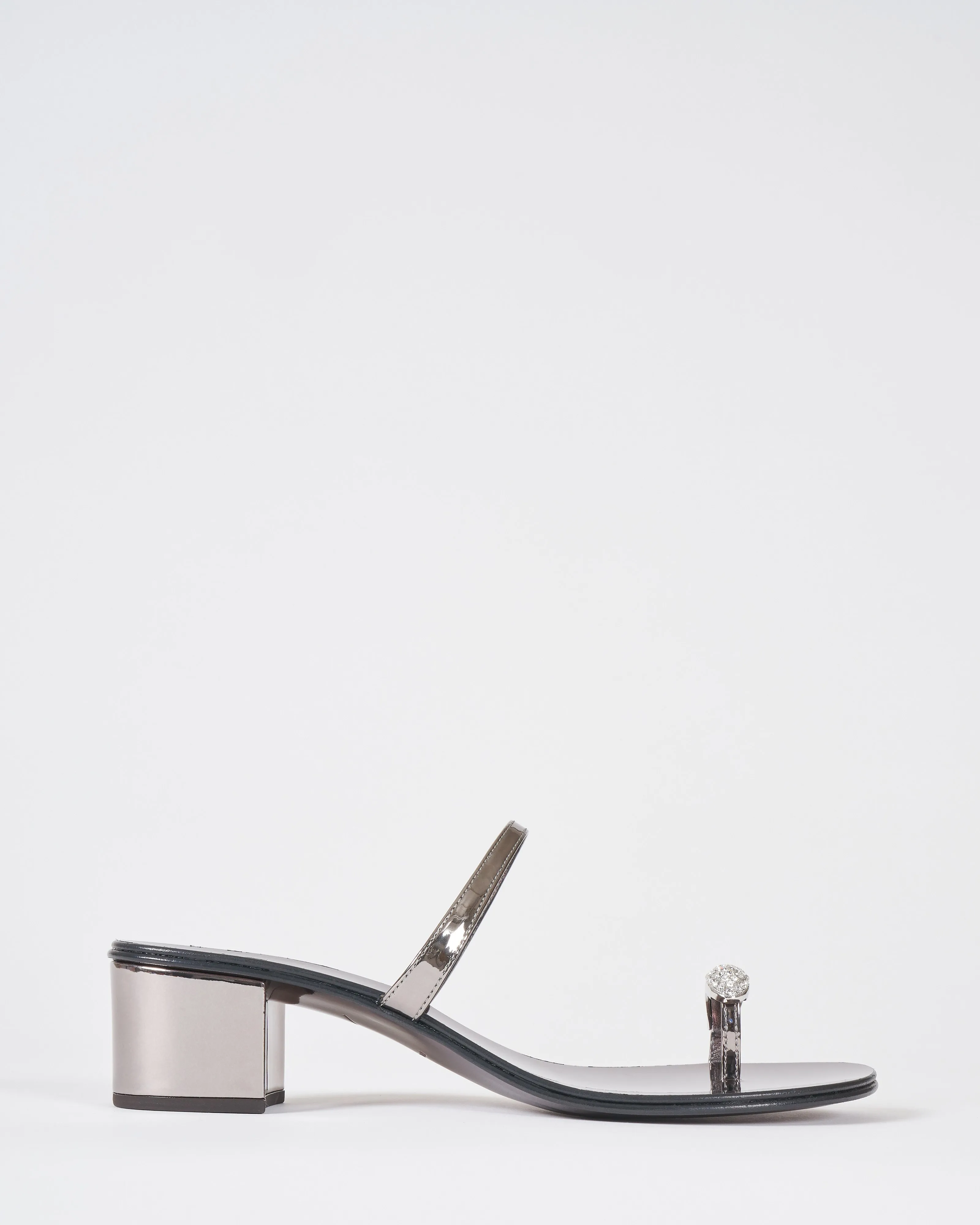 heeled sandal with toe ring