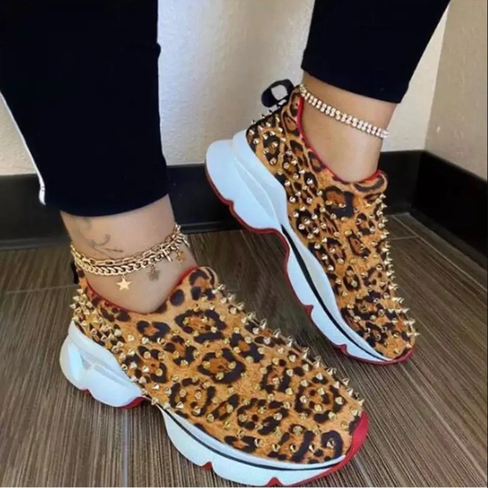 Rivet Slip-On Round Toe Casual Sneakers
